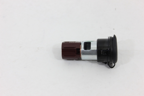 Tomada 12 V Tracker 20/23 Usado (058)